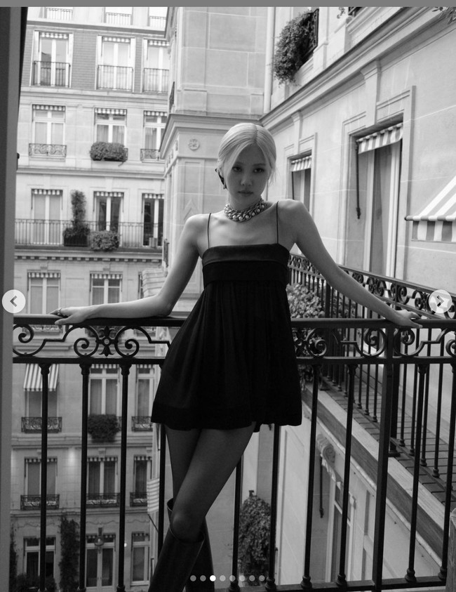 Dalam wawancara dengan WWD, Rose Blackpink mengatakan bagaimana perasaannya diundang hadir di fashion show Saint Laurent di Paris Fashion Week 2021 oleh creative director Anthony Vacaarello. “Aku sangat tidak sabar untuk melihat semua koleksi barunya dan sangat bangga diundang lagi,” katanya. Foto: Instagram @roses_are_rosie