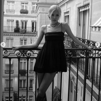 Dalam wawancara dengan WWD, Rose Blackpink mengatakan bagaimana perasaannya diundang hadir di fashion show Saint Laurent di Paris Fashion Week 2021 oleh creative director Anthony Vacaarello. “Aku sangat tidak sabar untuk melihat semua koleksi barunya dan sangat bangga diundang lagi,” katanya. Foto: Instagram @roses_are_rosie