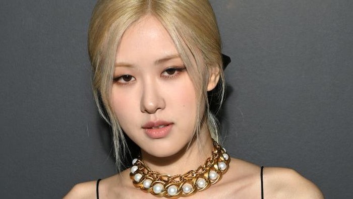 Rose Blackpink PARIS, FRANCE - SEPTEMBER 28: (EDITORIAL USE ONLY - For Non-Editorial use please seek approval from Fashion House) Rosé Park attends the Saint Laurent Womenswear Spring/Summer 2022 show as part of Paris Fashion Week on September 28, 2021 in Paris, France. (Photo by Pascal Le Segretain/Getty Images)