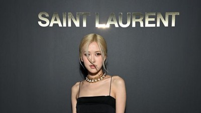 7 Pesona Rose Blackpink dengan Mini Dress Transparan di Paris Fashion Week