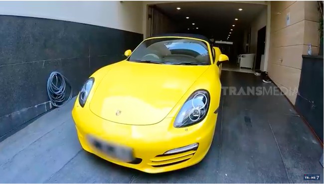 Garasi yang memanjang dapat memuat hingga empat mobil. Salah satu mobil milik Hilda adalah Porsche kuning seharga Rp 1,5 miliar. (Foto: YouTube/Trans7 Official)
