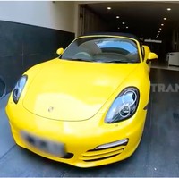 Garasi yang memanjang dapat memuat hingga empat mobil. Salah satu mobil milik Hilda adalah Porsche kuning seharga Rp 1,5 miliar. (Foto: YouTube/Trans7 Official)