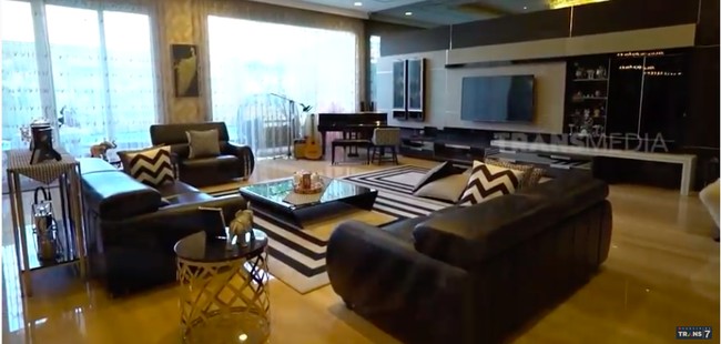 Hampir seluruh ruang utama di rumah tersebut menggunakan lantai marmer sehinnga terkesan mewah. Totalnya Rp 5 miliar, ujar Hilda di program Sobat Misqueen Trans7 baru-baru ini. (Foto: YouTube/Trans7 Official)