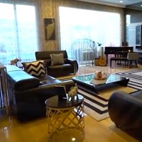 Hampir seluruh ruang utama di rumah tersebut menggunakan lantai marmer sehinnga terkesan mewah. Totalnya Rp 5 miliar, ujar Hilda di program Sobat Misqueen Trans7 baru-baru ini. (Foto: YouTube/Trans7 Official)