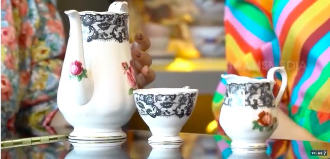 Di ruang keluarga, terdapat rak khusus untuk menyimpan koleksi cangkir teh sultan. Satu cangkir saja dibeli seharga Rp 35 juta. (Foto: YouTube/Trans7 Official)