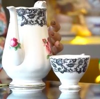 Di ruang keluarga, terdapat rak khusus untuk menyimpan koleksi cangkir teh sultan. Satu cangkir saja dibeli seharga Rp 35 juta. (Foto: YouTube/Trans7 Official)