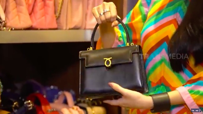 Selain sepatu, Hilda juga mengoleksi tas yang disimpan di kamarnya. Salah satu koleksinya adalah tas Launer, merek pilihan Ratu Elizabeth II. Harganya Rp 40 juta. (Foto: YouTube/Trans7 Official)