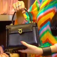 Selain sepatu, Hilda juga mengoleksi tas yang disimpan di kamarnya. Salah satu koleksinya adalah tas Launer, merek pilihan Ratu Elizabeth II. Harganya Rp 40 juta. (Foto: YouTube/Trans7 Official)