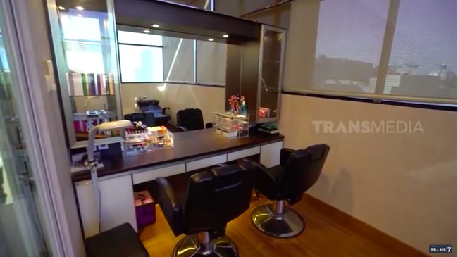 Hilda juga memiliki salon pribadi yang semakin melengkapi kemewahan rumah tersebut. Ditanya berapa harga rumah tersebut, ia menjawab Rp 60 miliar. (Foto: YouTube/Trans7 Official)