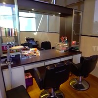 Hilda juga memiliki salon pribadi yang semakin melengkapi kemewahan rumah tersebut. Ditanya berapa harga rumah tersebut, ia menjawab Rp 60 miliar. (Foto: YouTube/Trans7 Official)