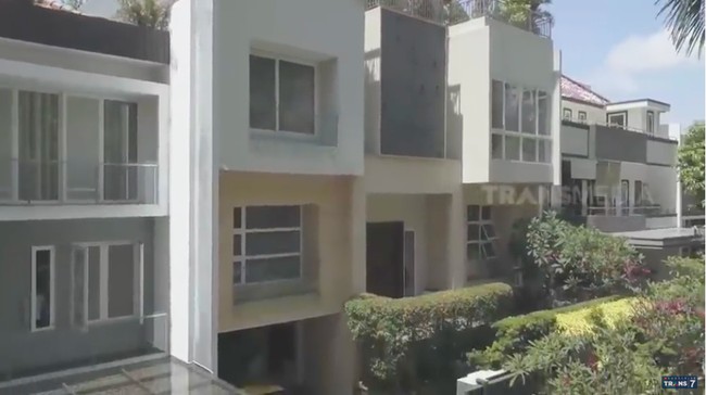 Tampak luar, rumah Hilda Jayasasmita, pendiri Kezia Skincare, terlihat berkonsep townhouse tersebut hadir dalam arsitektur minimalis. Hilda juga memiliki salon pribadi yang semakin melengkapi kemewahan rumah tersebut. Ditanya berapa harga rumah tersebut, ia menjawab Rp 60 miliar. (Foto: YouTube/Trans7 Official)