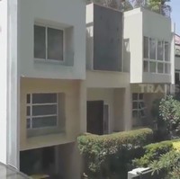 Tampak luar, rumah Hilda Jayasasmita, pendiri Kezia Skincare, terlihat berkonsep townhouse tersebut hadir dalam arsitektur minimalis. Hilda juga memiliki salon pribadi yang semakin melengkapi kemewahan rumah tersebut. Ditanya berapa harga rumah tersebut, ia menjawab Rp 60 miliar. (Foto: YouTube/Trans7 Official)