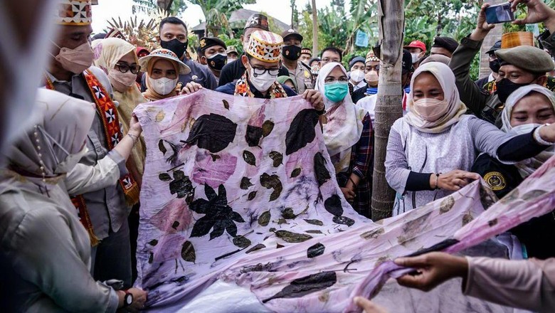 Sandiaga Uno Sandiaga Uno di Desa Rigis Jaya, Lampung.