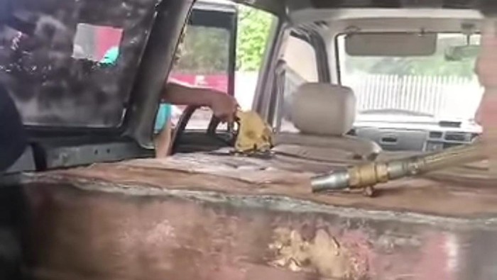 Screenshot viral mobil bertangki modifikasi diprotes saat isi BBM di Sumsel (dok. Istimewa)