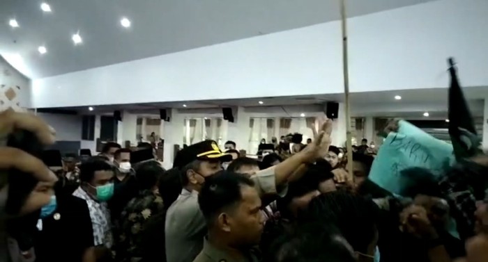 Sejumlah mahasiswa demi di Kantor DPRD Kabupaten Merangin Jambi Kamis (30/9) malam.