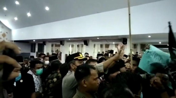 Sejumlah mahasiswa demi di Kantor DPRD Kabupaten Merangin Jambi Kamis (30/9) malam.