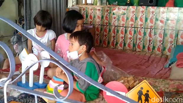 Sekeluarga dengan tiga anak kecil di Kabupaten Pekalongan, Jateng, hidup di emperan rumah tua kosong, Jumat (1/10/2021).