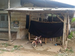 Sekeluarga di Pekalongan Ini Hidup di Emperan Rumah Tua Kosong