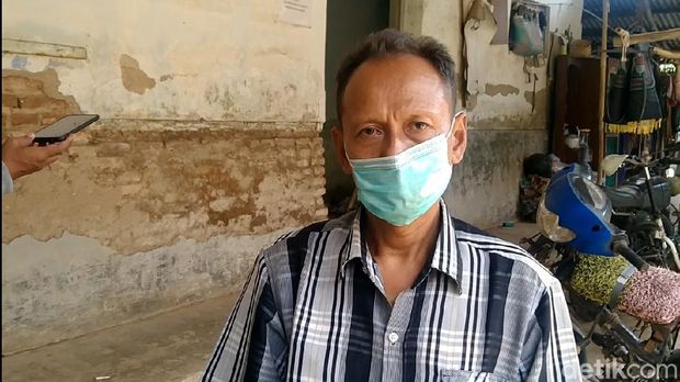 Sekeluarga dengan tiga anak kecil di Kabupaten Pekalongan, Jateng, hidup di emperan rumah tua kosong, Jumat (1/10/2021).