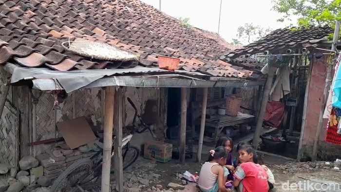 Sekeluarga di Desa Dukuhturi Brebes tinggal di gubuk reyot hampir roboh