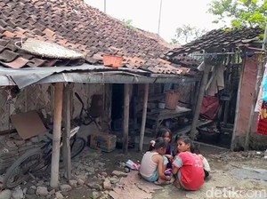 Tolong! Keluarga di Brebes Ini Tinggal di Gubuk Reyot Nyaris Roboh