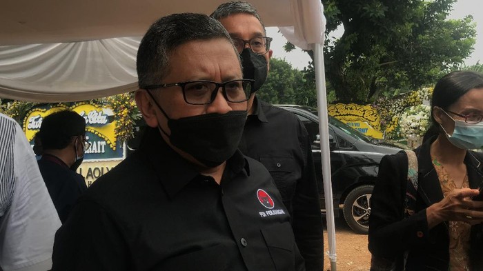 Sekjen PDIP, Hasto Kristianto melayat ke rumah duka Sabam Sirait.