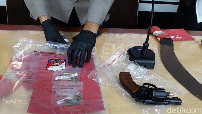 Seorang pria penjaga di salah satu kafe di Parangkusumo, Bantul, FR (31), yang diamankan polisi karena membawa senjata api rakitan, Jumat (1/10/2021).