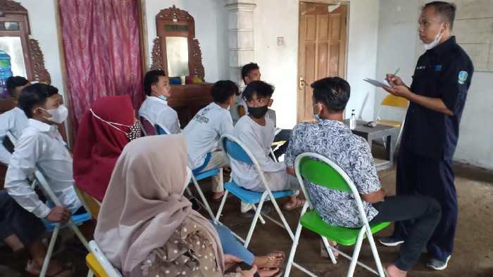 Siswa di Ponorogo Bayar Uang Sekolah Pakai Kotoran Sapi