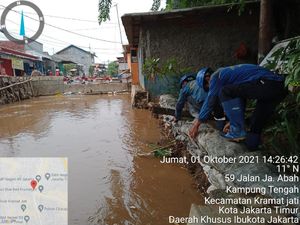 Solusi Sementara Genangan Hek Kramat Jati, Tanggul Jebol Ditutup Karung