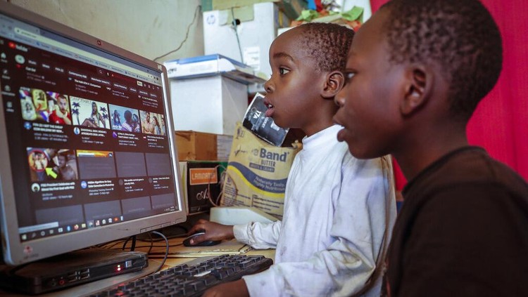 Sulitnya Negara-negara Afrika Akses Internet Two young boys use a computer at an internet cafe in the low-income Kibera neighborhood of Nairobi, Kenya Wednesday, Sept. 29, 2021. Instead of serving Africas internet development, millions of internet addresses reserved for Africa have been waylaid, some fraudulently, including in insider machinations linked to a former top employee of the nonprofit that assigns the continents addresses. (AP Photo/Brian Inganga)