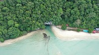 Foto udara lokasi mata air Sungai Tamborasi, di Kecamatan Tamborasi, Kolaka, Sulawesi Tenggara, Jumat (1/10/2021). 