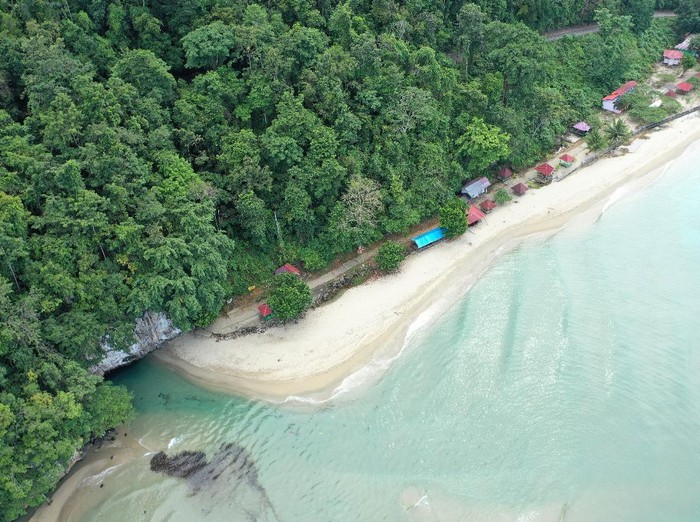 Foto udara lokasi mata air Sungai Tamborasi, di Kecamatan Tamborasi, Kolaka, Sulawesi Tenggara, Jumat (1/10/2021). Sungai Tamborasi diklaim sebagai yang terpendek di dunia karena panjang sungai ini hanya 20 meter. ANTARA FOTO/Jojon/aww.