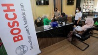 Bosch Indonesia bersama beberapa UMKM kuliner dan Komunitas Camper Van Indonesia membagikan seribu paket makanan kepada para nakes dan relawan vaksin.