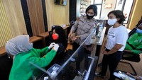 Kasubagkum Polres Tangsel, Renta H Manurung S.H., M.H (kedua dari kanan) menjelaskan proses vaksinasi Covid-19 kepada Manager, Corporate Communications & Brand Management, Bosch di Indonesia, Shinta Maryke (kanan) di Sentra Vaksinasi Polres Tangerang Selatan (30/9).