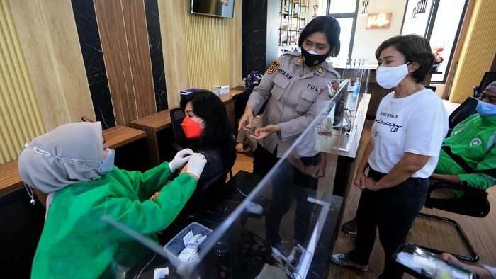 Suntikan Semangat untuk Nakes dan Relawan Vaksin COVID-19 Sejumlah nakes dan relawan vaksin COVID-19 masih terus berjuang untuk memutus mata rantai Corona dan herd immunity.
