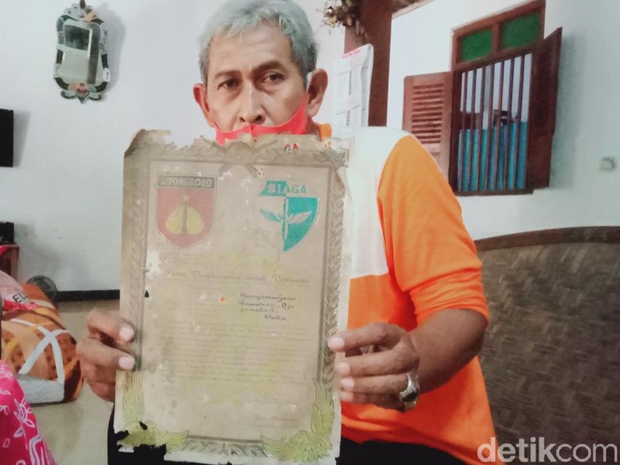Supriyadi, menunjukkan piagam pahlawan milik kakeknya, Klaten, Jumat (1/10/2021).