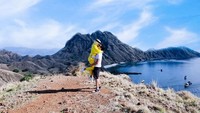 Ini momen romantis Syahrini dan Reino Barack berpelukan di atas bukti di Labuan Bajo. Foto: Instagram Syahrini