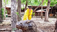 Syahrini juga berfoto bersama komodo. Foto: Instagram Syahrini