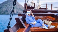 Syahrini saat menikmati suasana laut di atas kapal pinisi. Foto: Instagram Syahrini