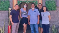 Kebersamaan dengan teman-teman keduanya. Foto: Instagram Tamara Bleszynski