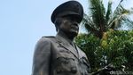 Tidak Musnah, Pak Gatot! Patung Soeharto Ini Malah Gede Banget