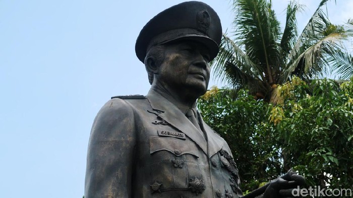 Mantan Panglima TNI Jenderal Gatot Nurmantyo menyoroti keberadaan patung Soeharto yang seakan-akan hilang di peredaran. Padahal, di Bantul terdapat patung Soeharto berukuran sangat besar.