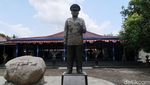 Tidak Musnah, Pak Gatot! Patung Soeharto Ini Malah Gede Banget