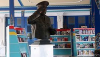 Tak hanya patung besar dengan pose berdiri tegak, di bagian dalam museum tepatnya di bangunan joglo terdapat patung Soeharto melakukan hormat namun hanya setengah badan.