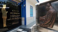 Sedangkan di sekitar museum juga terdapat beberapa patung Soeharto berbahan fiber yang menempel di dinding.