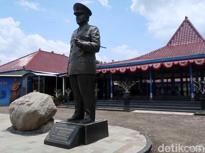 Mantan Panglima TNI Jenderal Gatot Nurmantyo menyoroti keberadaan patung Soeharto yang seakan-akan hilang di peredaran. Padahal, di Bantul terdapat patung Soeharto berukuran sangat besar.