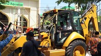 Selain para keluarga, kerabat dan teman kedua mempelai tak sedikit warga yang melihat peristiwa itu banyak yang mengambil gambar menggunakan kamera ponsel untuk mengabadikannya.
