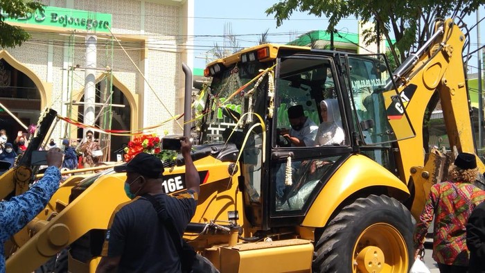 Momen bahagia terjadi di bumi Agkling Darmo. Sepasang pengantin naik alat berat keliling alun-alun kota Bojonegoro dan menjadi tontonan warga dan pengguna jalan.