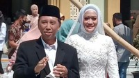 Viralnya pasangan pengantin naik Loader itu ternyata bernama Tedjo Sukmono (58) dengan Sriwati (42) warga Perumahan Wisma Indah Baru Kelurahan Ledok Kulon, Kecamatan Bojonegoro Kota. 