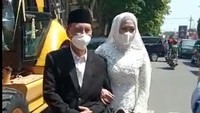 Tedjo Sukmono berprofesi sebagai ASN yang selama dua tahun menjabat Kepala Dinas Sumber Daya Air Pemkab Bojonegoro yang kebetulan hari ini purna tugas. Sedangkan istrinya Sriwati merupakan staff pemkab Bojonegoro non ASN.
